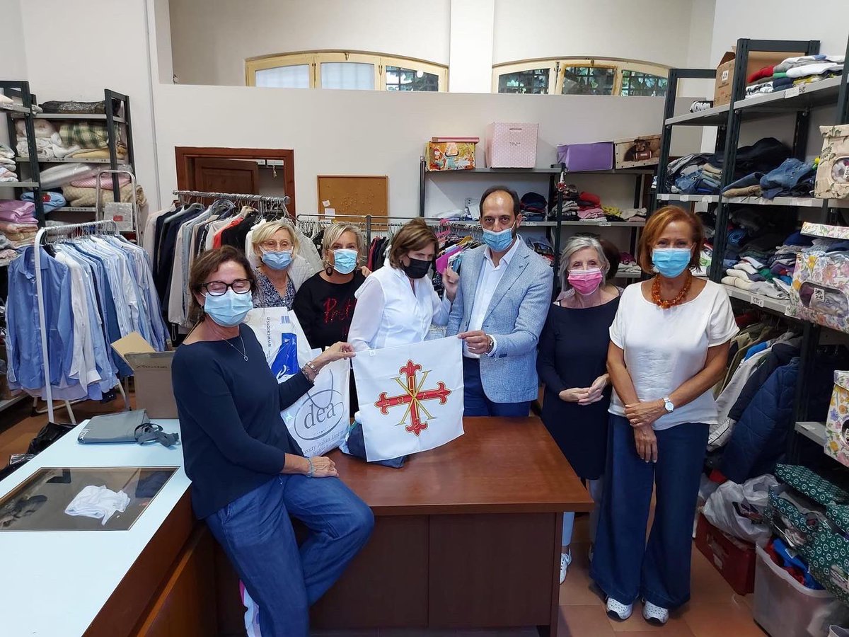 SMOCSG_Toscana's tweet image. Prato, 22 settembre 2021. BRICIOLE DI SALUTE. Donazione di una considerevole quantità di abiti di vario genere, da destinare ai più bisognosi della comunità, al Centro di Ascolto della Parrocchia di Santa Maria della Pietà di Prato. #constantinianorder