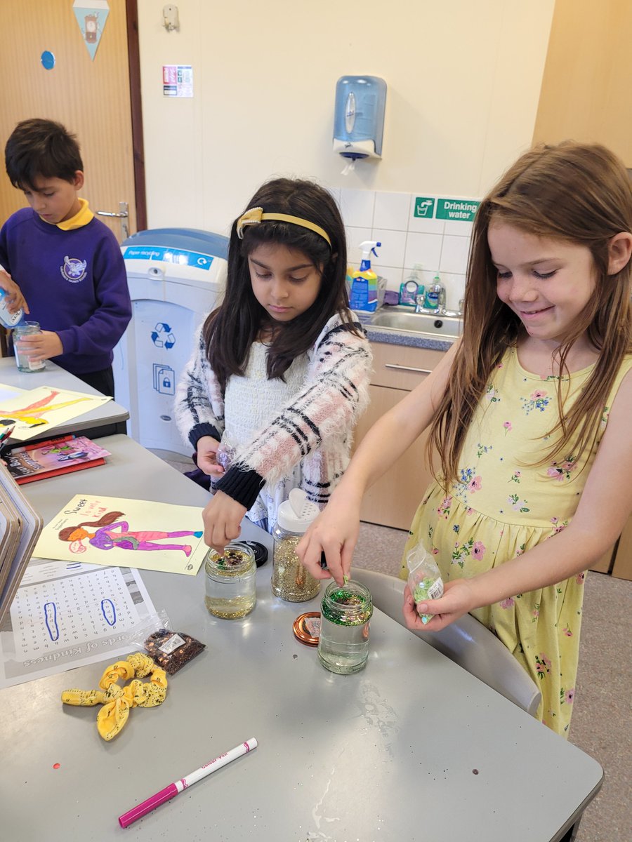 MrsgreenLHS's tweet photo. Year 4 Palm having fun making snow globes this morning as part of Hello Yellow day @PSTLHS @MissBurrellLHS @MissBanksLHS @HeadLHS  @LHS_Watford https://t.co/YiazHdnCHp