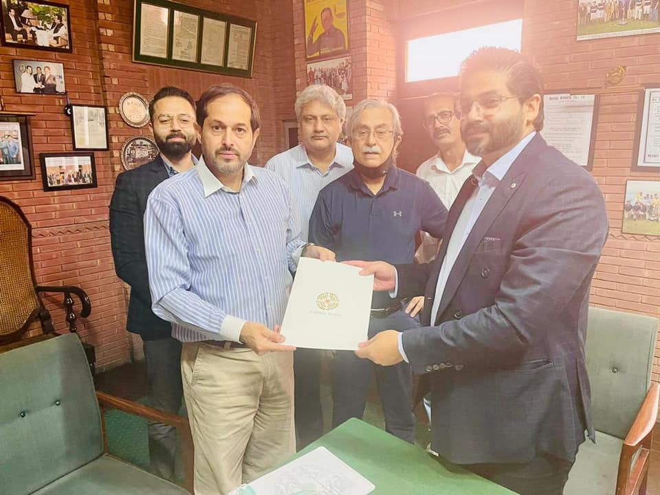 sbmpk's tweet photo. @BahriaTownOffic : @MurreeBrewery signed MOU for Murree Sparkletts exclusively designed &amp; packaged water bottles for Bahria Town. https://t.co/NWRdnjZJLK For buying &amp; selling in Bahria Town Karachi contact Shaheen Builders &amp; Markteing https://t.co/OYceODkUqZ