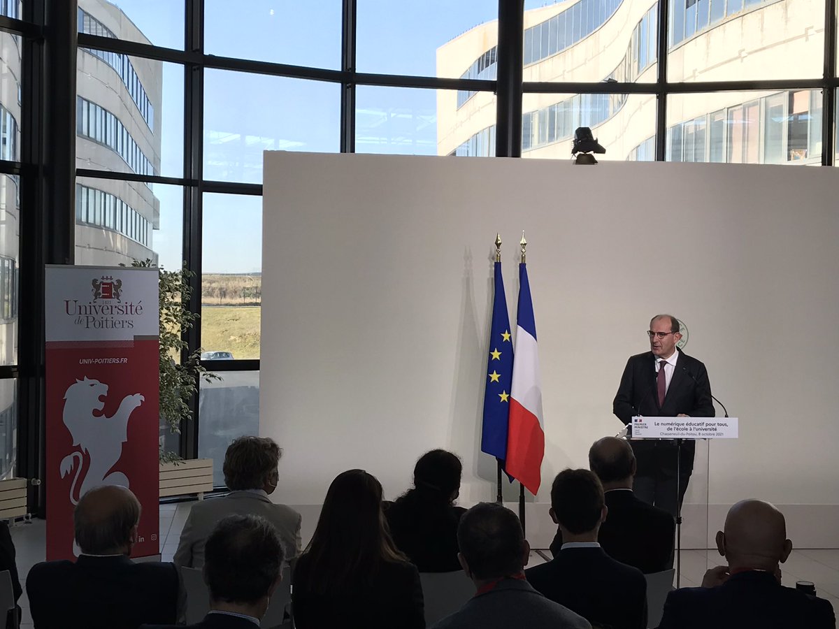 virginie_laval's tweet photo. Le Premier Ministre @JeanCASTEX annonce en direct dans son discours dédié au numérique éducatif que @UnivPoitiers est lauréate de l’AAP Démonstrateur numérique. 
Une reconnaissance pour la communauté @UnivPoitiers et le choix de renforcer le presentiel par le numérique. https://t.co/7pGYXoasG4