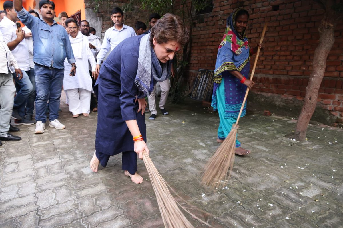 IYCKarnataka's tweet photo. ದಲಿತರ ಕೇರಿ ಗುಡಿಸಿ ಶ್ರೀಮತಿ @priyankagandhi ಅವರು ಗಾಂಧೀಜಿಯವರ ತತ್ವಗಳನ್ನು ಮತ್ತೆ ನೆನಪಿಸಿದ್ದಾರೆ. https://t.co/RnqWylTB0Z