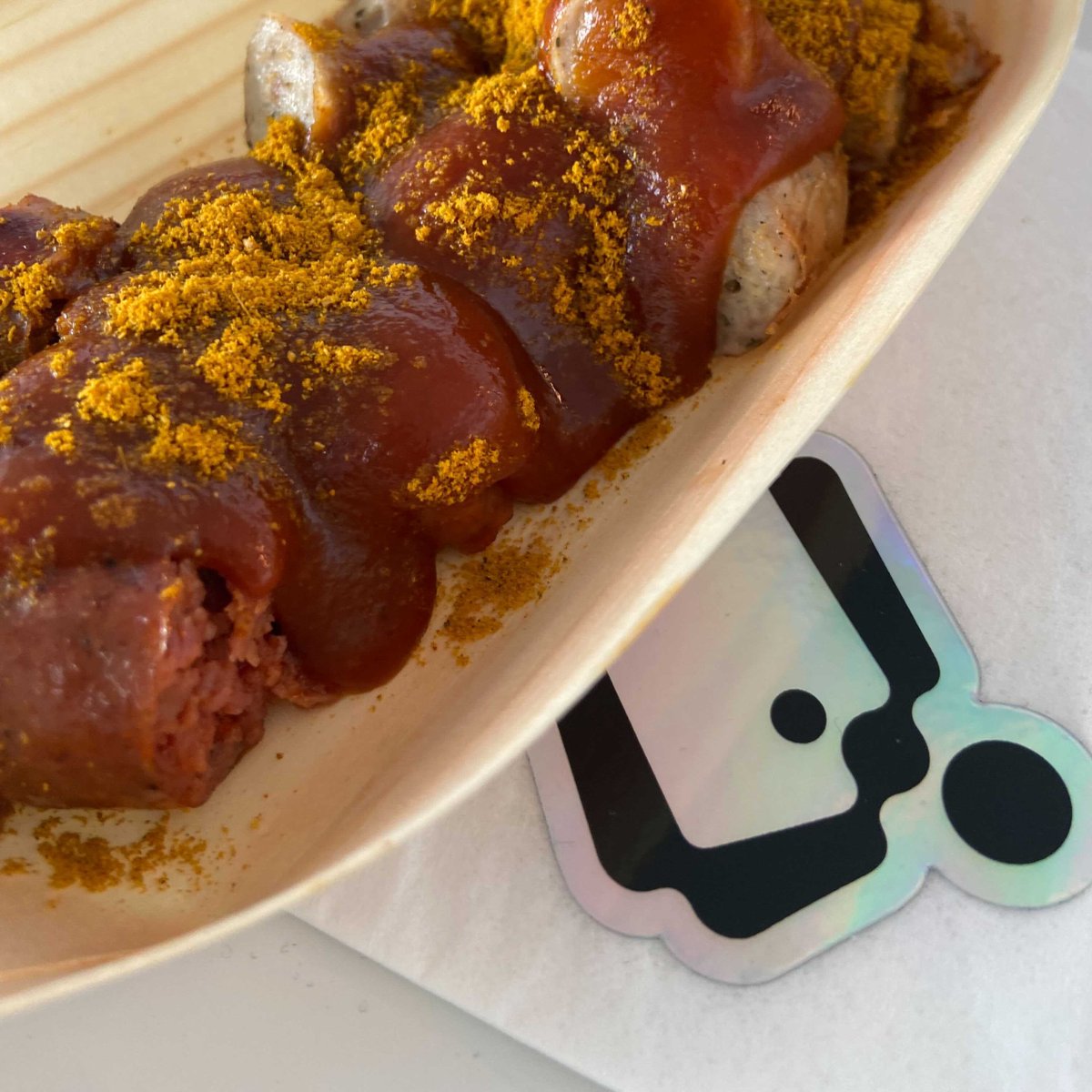 QOSSMIC's tweet photo. #RettetdieCurryWurst! Wir haben noch richtige und echte #Kraftriegel für unsere Facharbeiter:innen!

 #friYaY @WurstCon  #Symfony #php #teamworkday #kraftriegelderfacharbeiter https://t.co/VE0YwXTFoi