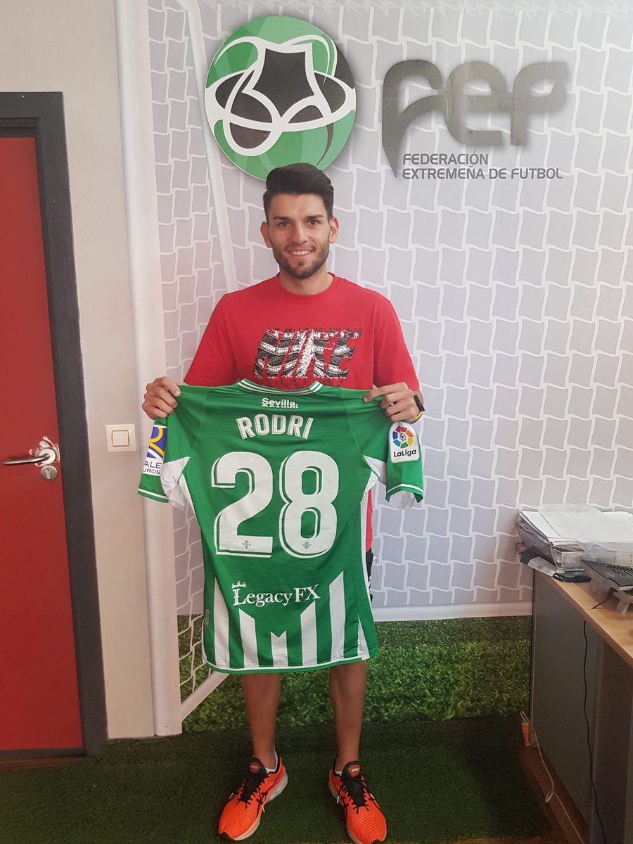 FedExFutbol's tweet photo. 📸El ganador de la camiseta de @rodrisanchez_10 ya tiene su merecido premio. 👍¡Que la disfrutes, @EnriqueFc_7!!! #SorteosFEXF 🎁 https://t.co/74UKchOYt1