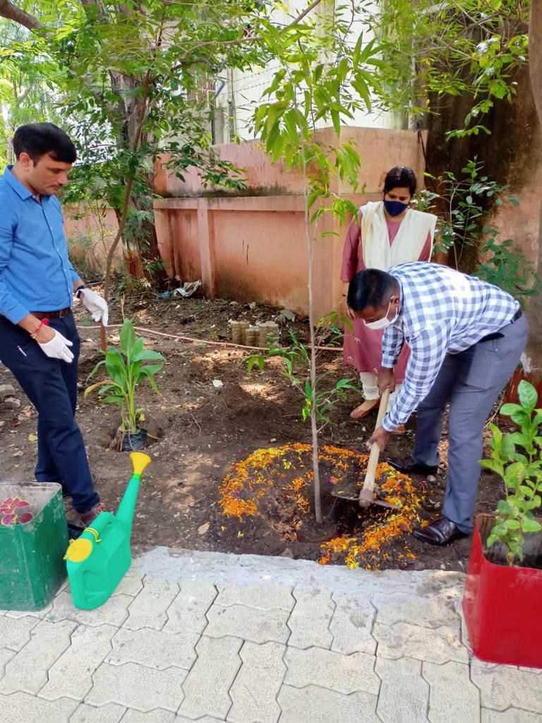 #CleanIndia અંતર્ગત નારી સંરક્ષણ ગૃહ ખાતે વૃક્ષારોપણ અને કેમ્પસની સફાઈ અભિયાન કાર્યક્રમ યોજવામાં આવેલ. <a href="/CMOGuj/">CMO Gujarat</a> <a href="/Bhupendrapbjp/">Bhupendra Patel</a> <a href="/pkumarias/">Pankaj Kumar</a> 
#SwachhBharatMission