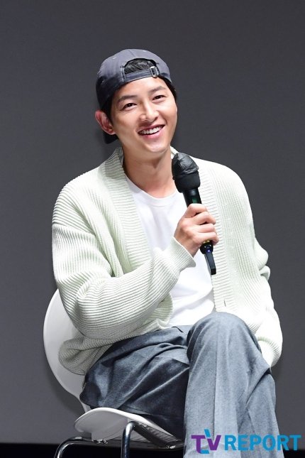 SJK_KiTH's tweet photo. [Media Photos] รูปจุงกิจากงานเมื่อคืนนี้ค่ะ  #SpaceSweepers GV ทักทายคนดูในโรงภาพยรตร์ รอบฉาย ❤❤❤

#SongJoongKi #ซงจุงกิ 
#송중기 https://t.co/tPdclIEIrT