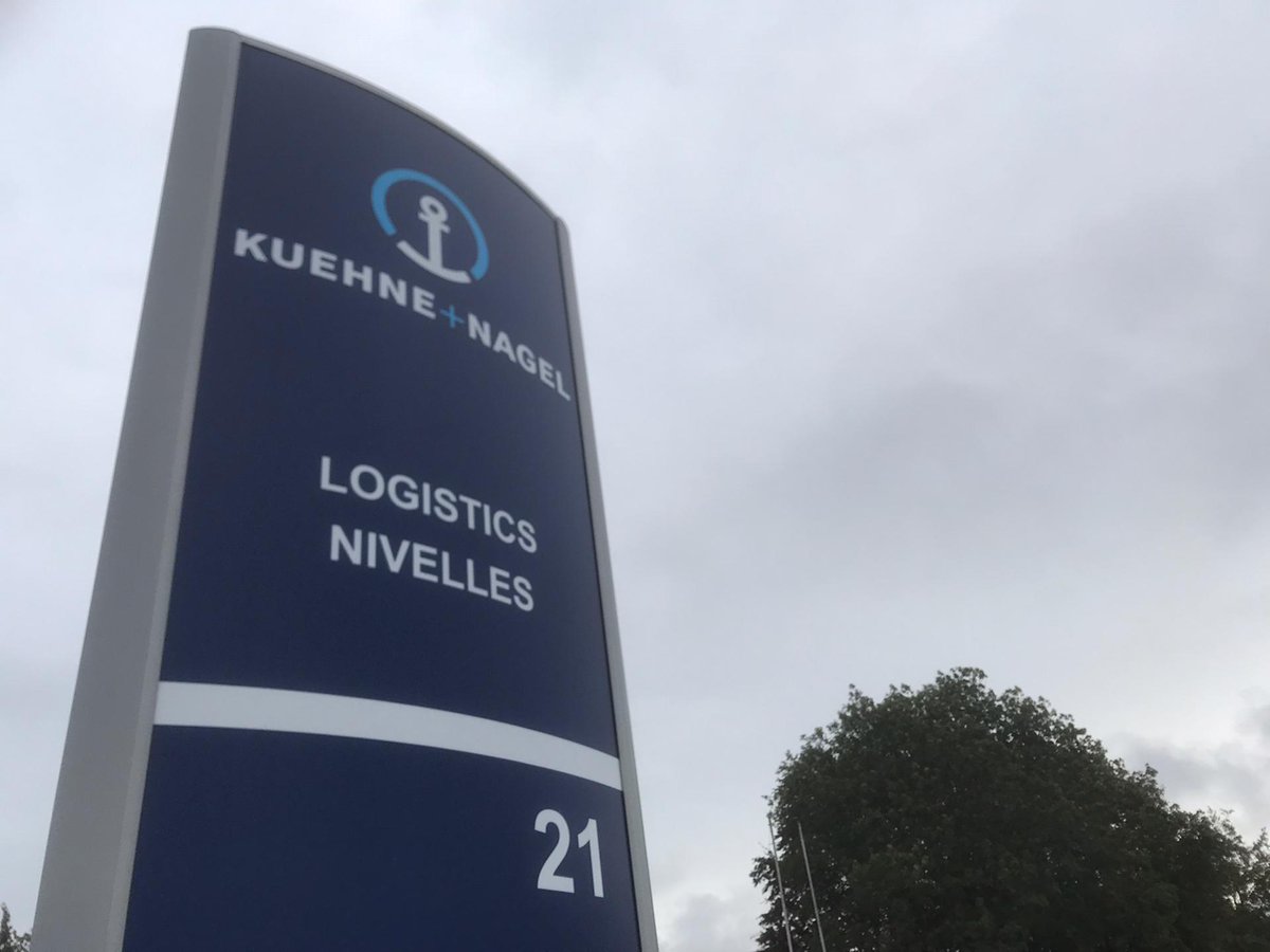 De tout coeur avec les travailleurs de Logistics Nivelles. 
Paradoxe de nos sociétés puisque d'un côté ils vident leur entrepôt pour les bénéficiaires des Restos du Coeur et de l'autre, des centaines de bénéficiaires qui vont agrandir la file dans nos Restos. #cemondeestfou