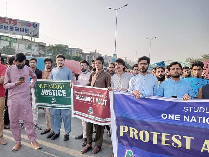 پاکستان میڈیکل کمیشن کی بے ضابتگیوں کے خلاف سٹوڈنٹس کا گوجرانولہ میں احتجاج
@MSMPakistan_ 
@IrfaanYousaf 
#MdcatStudentsMarchGujranwala