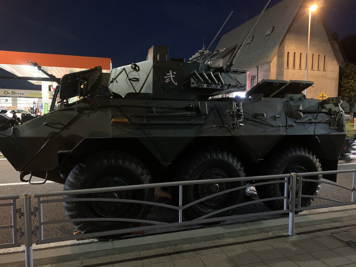 IRUKA3030's tweet photo. 皆さまこんばんは⭐️
今日の出来事。
自衛隊の装甲車が故障して渋滞😓 https://t.co/RwxzyLSgTM