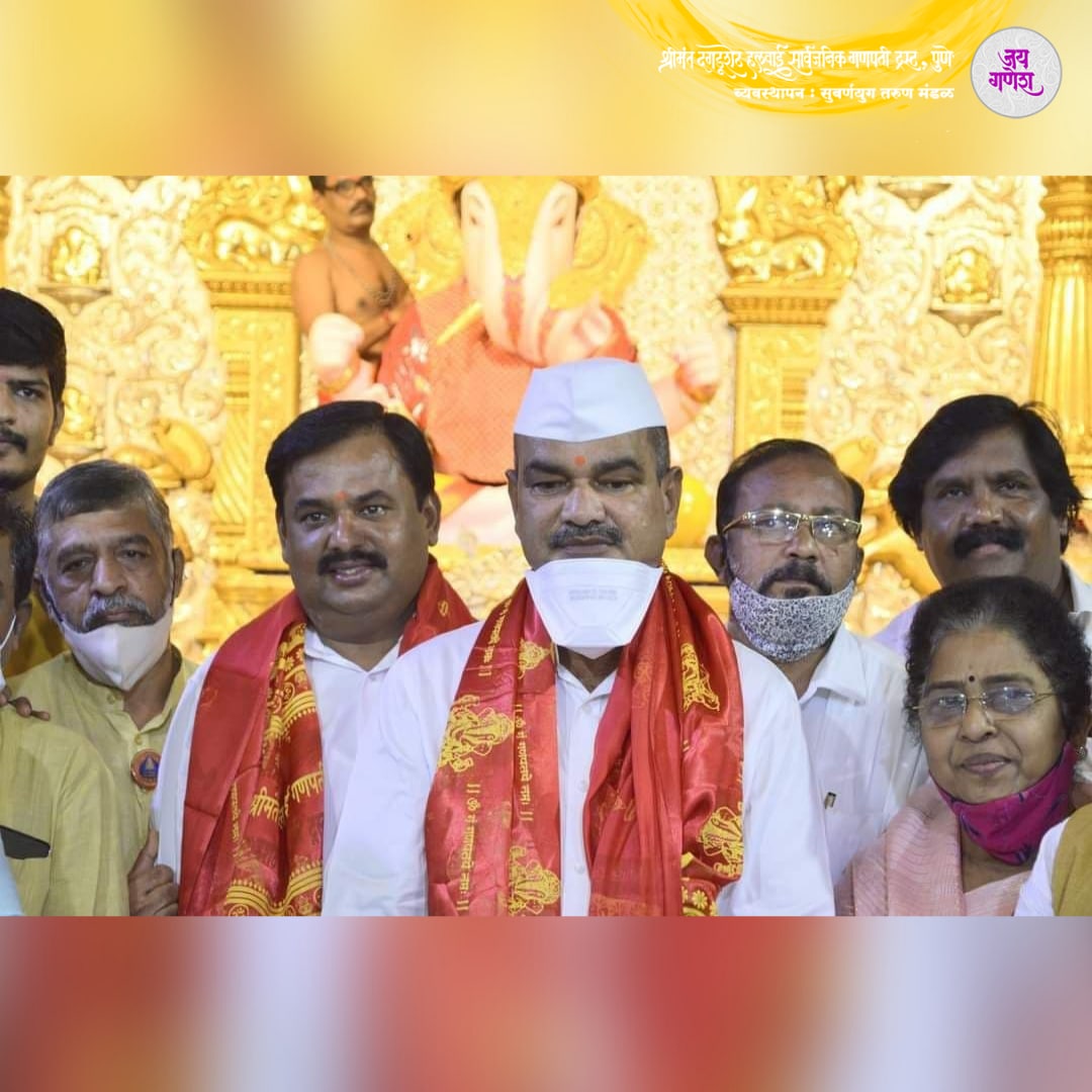 DagdushethG's tweet photo. मा.ना.श्री दत्तात्रय भरणे पालकमंत्री सोलापुर काल सकाळी 6 वाजता मंदिर उघडल्यावर बाप्पांचे दर्शन घेतले. ट्रस्टचे उपाध्यक्ष सुनिलभाऊ रासने यानी त्यांचे स्वागत केले.
https://t.co/CW7TnaPDlB
#dagdusheth #dagdushethganpati #dattatraybharane #dattatray #bharanemama #pune #suvarnyug https://t.co/0KeYILQv8U