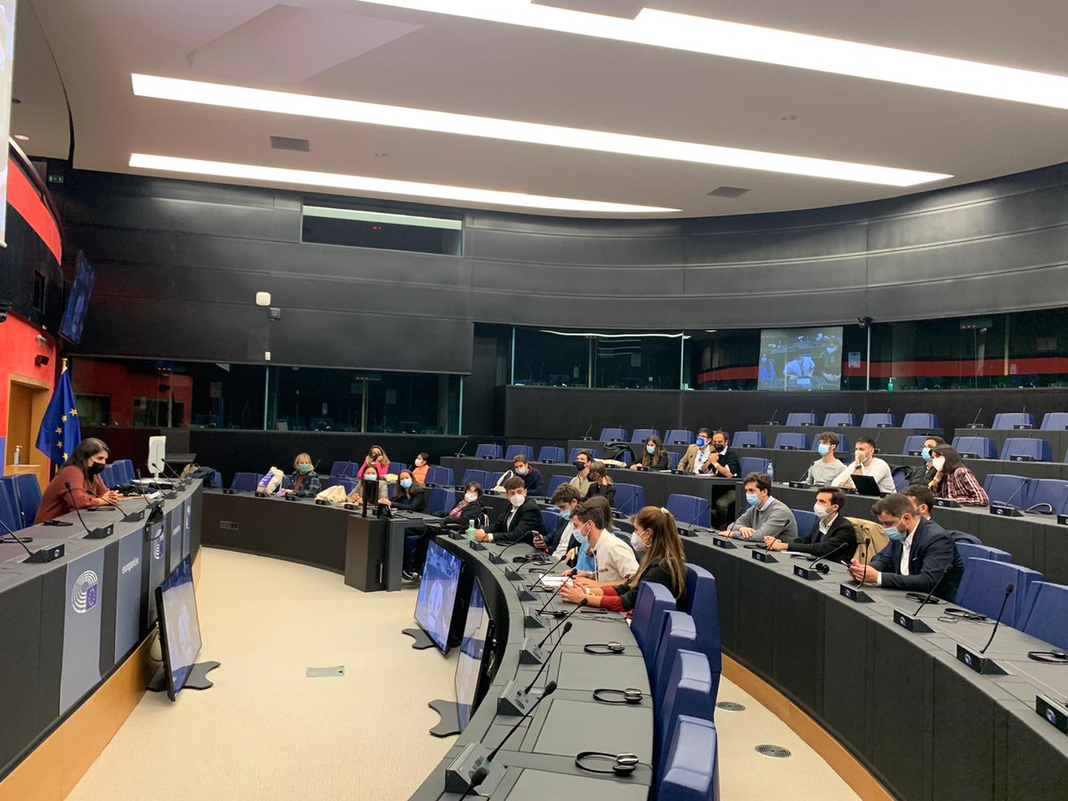 aliciahoms's tweet photo. Seguimos con @talentofuturo_ ➡ una organización que persigue detectar talento y potenciarlo para participar conjuntamente en la vida pública y conseguir así que la voz de los jóvenes sea escuchada.

📝Recogemos vuestras interesantes propuestas para trasladarlas a la #CoFoE https://t.co/2a72WefyRX