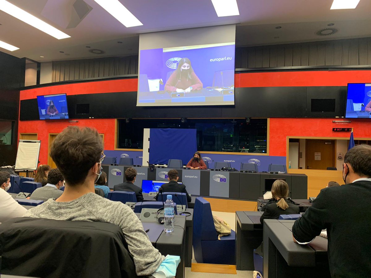 aliciahoms's tweet photo. Seguimos con @talentofuturo_ ➡ una organización que persigue detectar talento y potenciarlo para participar conjuntamente en la vida pública y conseguir así que la voz de los jóvenes sea escuchada.

📝Recogemos vuestras interesantes propuestas para trasladarlas a la #CoFoE https://t.co/2a72WefyRX