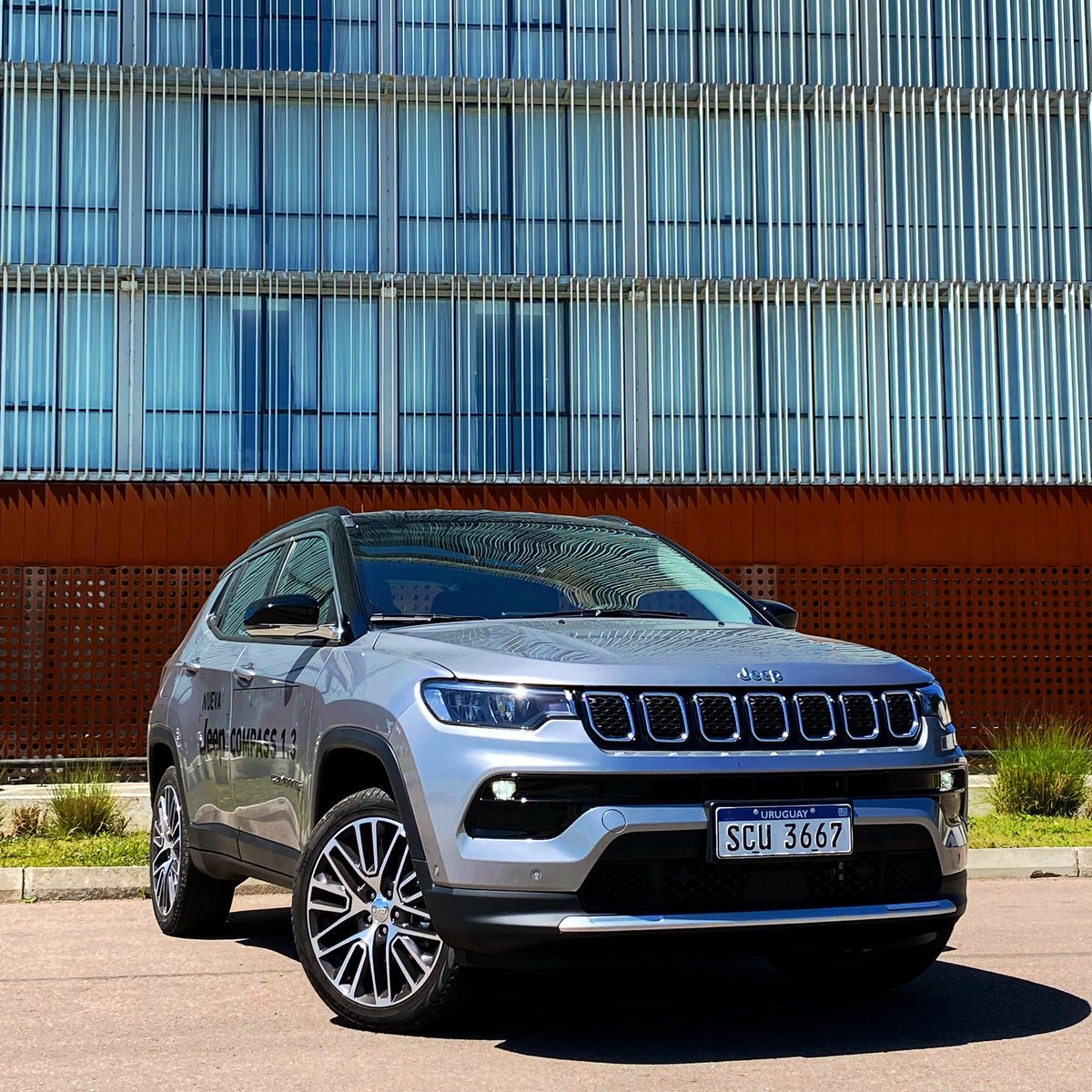 AutoblogUY's tweet photo. Evaluamos al renovado @JeepUruguay #Compass con el nuevo impulsor 1.3 turbo de 180 cv. Prueba completa en https://t.co/ep0ECDCleZ, próximamente. #T270 #AllNewCompass #NewCompass #CompassT270 #Stellantis #FCA #SUV #TrailRated #Limited #Longitude #Sport 🇺🇸🇧🇷 olllllllo https://t.co/uv7WR21DnM