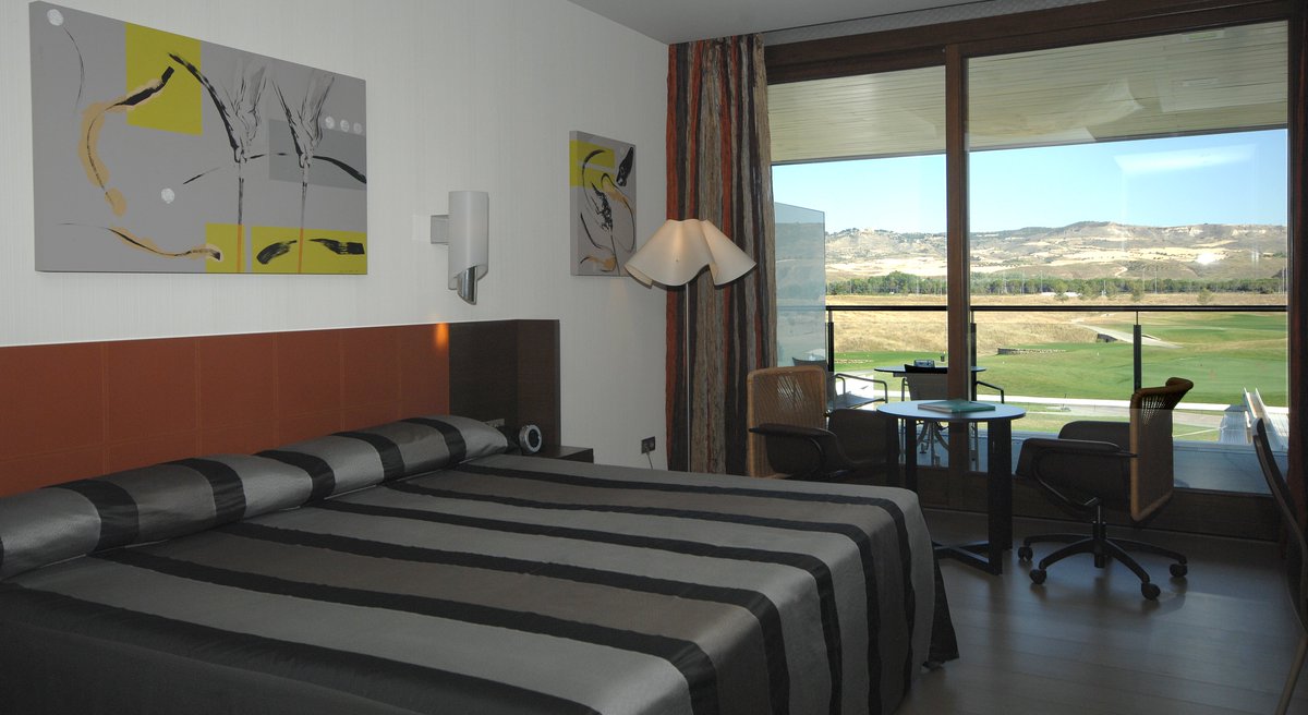 EncinGolf's tweet photo. ¡¡Nuestro hotel vuelve a abrir!! 
Nos alegra mucho compartir con vosotros que a partir de la semana que viene volvemos a la normalidad abriendo nuestro servicio de alojamiento. ¡¡Estamos deseando recibir vuestras reservas!!
https://t.co/RJvPvFy2WU https://t.co/uPWf886zJy