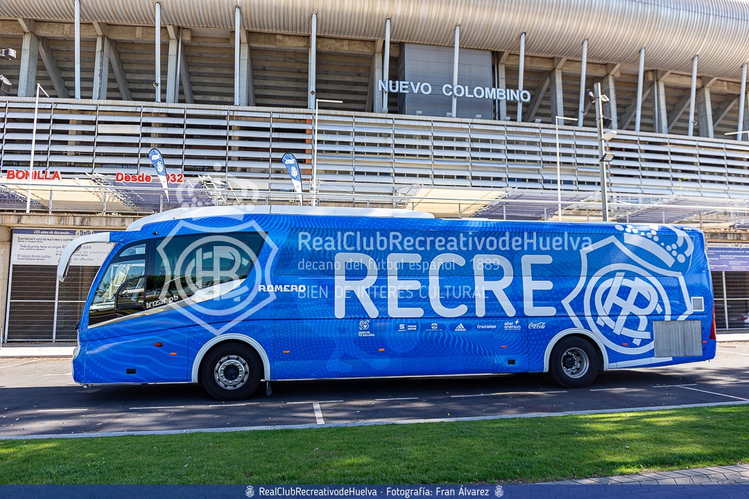 recreoficial's tweet photo. 🔵 ¡Vuelve el Recre Bus! ⚪

🚌 Estamos muy contentos de poder presentaros el bus en el que el equipo se desplazará.

👏 Muchas gracias a @RomeroAutocares y On24.

#EstamosAquiYVamosALuchar
#TodosAUna https://t.co/yCDDG1DhD6