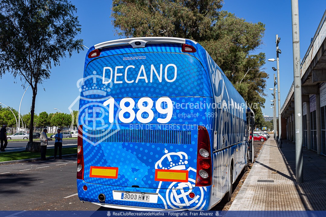 recreoficial's tweet photo. 🔵 ¡Vuelve el Recre Bus! ⚪

🚌 Estamos muy contentos de poder presentaros el bus en el que el equipo se desplazará.

👏 Muchas gracias a @RomeroAutocares y On24.

#EstamosAquiYVamosALuchar
#TodosAUna https://t.co/yCDDG1DhD6