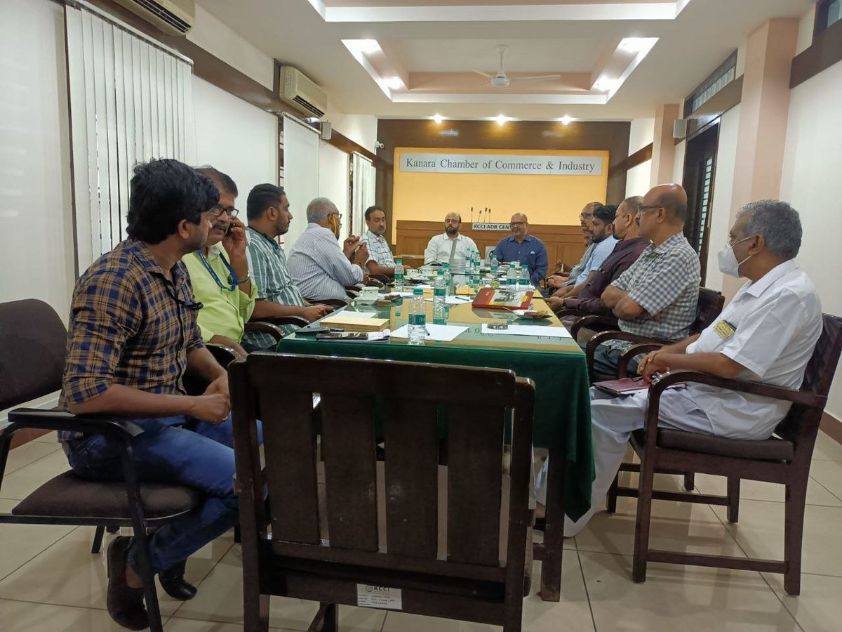 #BusinessDevelopment 
Divisional Railway Manager, Palakkad, Shri Trilok Kothari and other officers had a meeting with Kanara Chamber of Commerce officials Mangaluru on 08.10.2021.