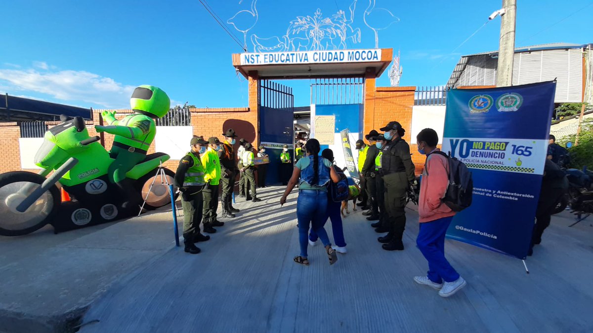 PoliciaDepuy's tweet photo. En esta semana de receso escolar acompañamos con nuestra oferta institucional a los niños, niñas y adolescentes del la Institución Educativa Ciudad Mocoa. @TransitoPolicia @GaulaPolicia @CarabinerosCol #GINAD #SEPRO https://t.co/YBszbooWlZ