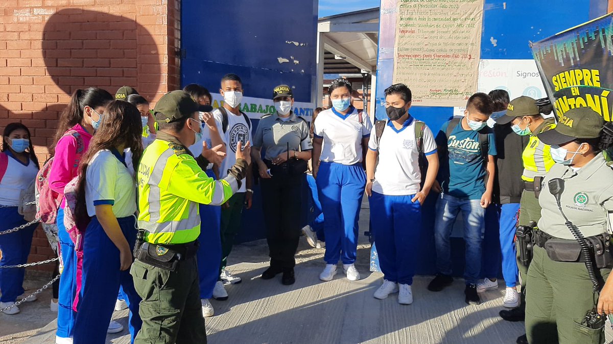 PoliciaDepuy's tweet photo. En esta semana de receso escolar acompañamos con nuestra oferta institucional a los niños, niñas y adolescentes del la Institución Educativa Ciudad Mocoa. @TransitoPolicia @GaulaPolicia @CarabinerosCol #GINAD #SEPRO https://t.co/YBszbooWlZ