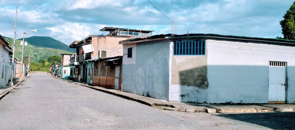 CumanacoaNews's tweet photo. #EsquinasDeCumanacoa
Esquina de #ElSaco. En ésta esquina funcionó Bar #ElÁguila. Concurrido por medio pueblo. Ubicada en Calle Arismendi, Sector Las Tinajitas.📷:@CumanacoaNews 👇#8Oct https://t.co/a5WDJTOL8p