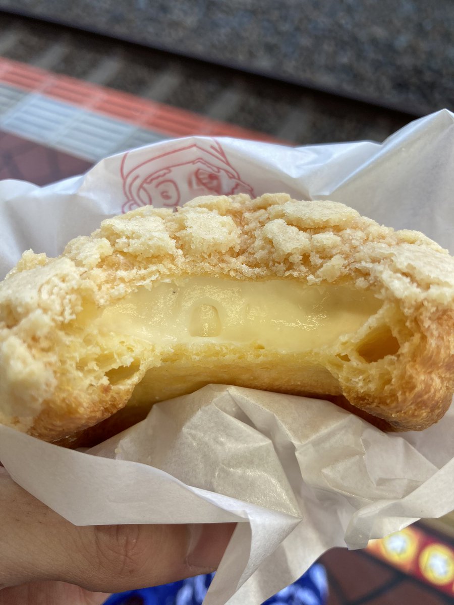 3Mdia's tweet photo. 【誕生日】好きなものをたくさん食べまし���う🤤 https://t.co/WHoJgnrMbJ 

メロンパンハンター兼シュークリームハンターのRyoheyです。
最近のオススメ
左:9月限定のビアードパパのメロンパンシュークリーム
右:スーパーで買ったやつでひかえめに言って美味しすぎました。特に右側オススメ！ https://t.co/09wZLcoFo2