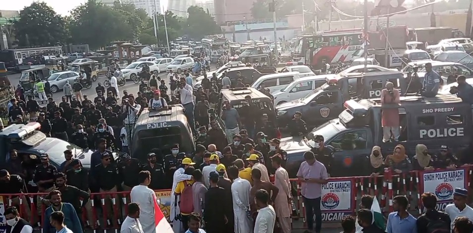 silverahmad1's tweet photo. Aafia aman march peaceful protestors and a huge number of police face each other at a blockade.
#LetAafiaComeHome
عافیہ امن مارچ کے شرکاء کو پولیس کی بھاری نفری نے شاہین کمپلیکس پر روک لیا https://t.co/E7zvv2kFt7