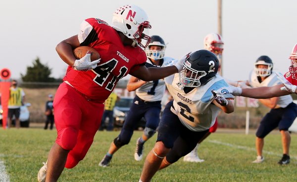 #Kpreps Picks to Click - Week 6! 
Which players did we pick to have a big game? Find out 
➡️ kpreps.com/kansas/news/?i…
📷by <a href="/KSportsImages/">Everett Royer</a> 
<a href="/sportsinkansas/">Sports in Kansas</a> <a href="/PrepsKC/">PrepsKC</a> <a href="/BrentKSHSAA/">Brent Maycock</a>  
<a href="/cnichollHays/">Conor Nicholl</a> <a href="/SeanBoston_PxP/">Sean Boston</a> <a href="/ks_chronicles/">Kansas Sports Chronicles</a> <a href="/NatomaTigers/">USD 399</a> <a href="/Trerich20/">Tre Richardson</a>