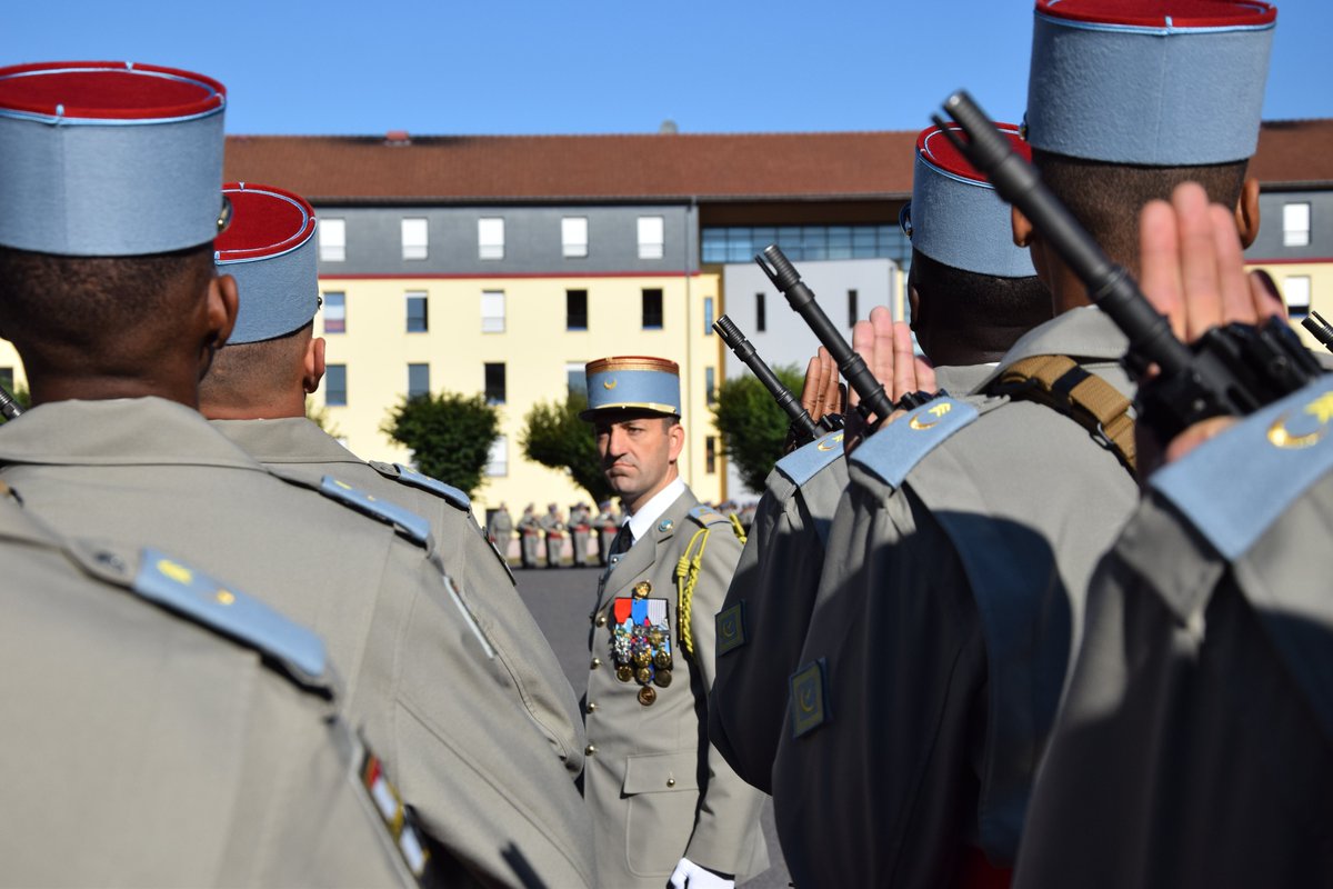 1er_Tirailleurs's tweet photo. La section du lieutenant Antoine vient de terminer sa FTS (Formation Technique de Spécialité). A cette occasion #NosJeunesOps se sont vus remettre leur fourragère aux couleurs de la Médaille Militaire après avoir veillé le drapeau du #1RTir hier soir.
#NotreDéfense https://t.co/M6s2DF7Q5V