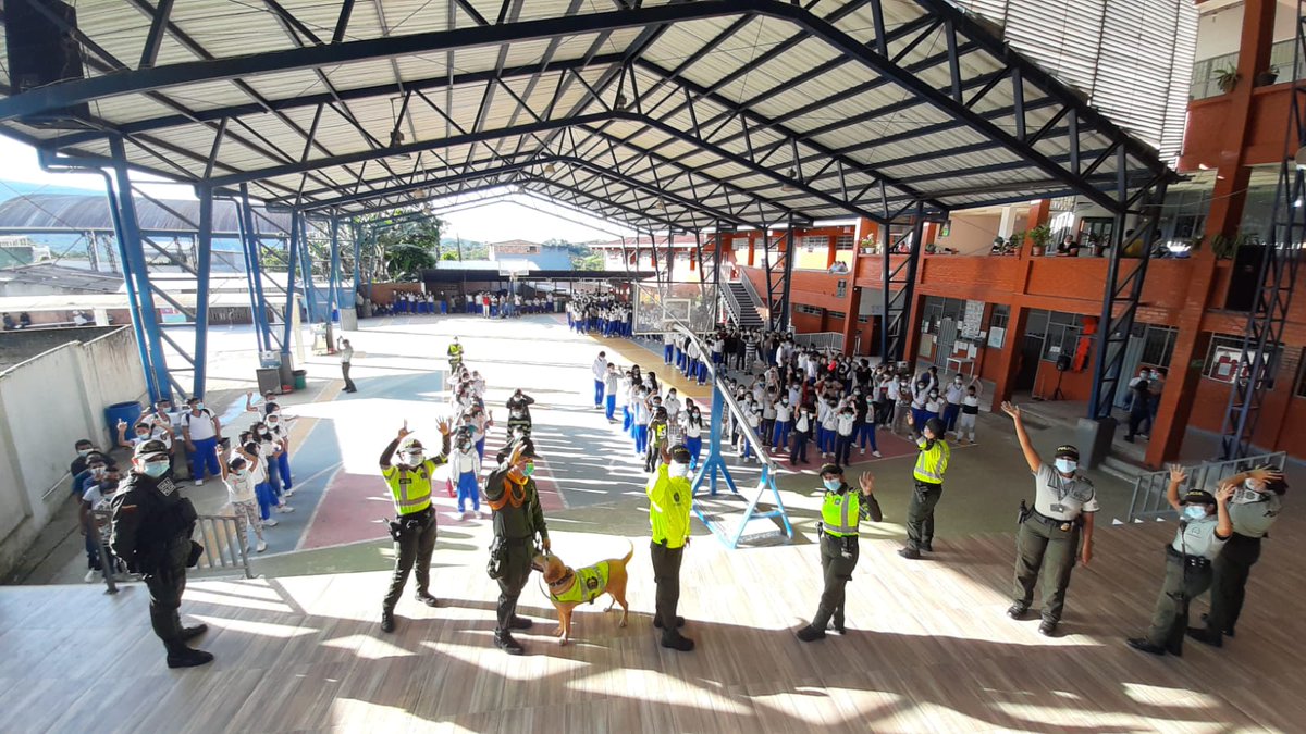 PoliciaDepuy's tweet photo. Le damos un saludo a nuestros niños, niñas y adolescentes en su receso escolar de la Institución Educativa Ciudad Mocoa. #EsUnHonorSerPolicía
@GaulaPolicia
@TransitoPolicia @CarabinerosCol #SEPRO #GINAD https://t.co/hnHVk24hWx