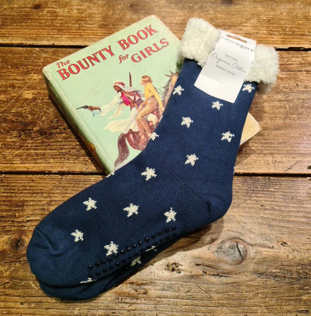eclectichound's tweet photo. #NewArrivals
#70sVibes from a new drop of @bownoflondon Ladies dressing gowns.
100% #EgyptianCotton
Paired with @thoughtclothing fuzzy slipper socks, perfect lounging attire.
.
.
#WindowEdit #GiftIdeas #ColourPop #Womenswear #AntiBland #IndieBiz #HelloWinchester #ShopLocal https://t.co/W8oAQshVtf