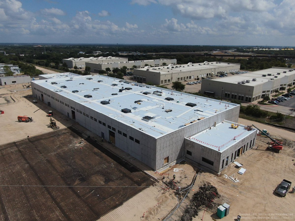 AbsoluteRoofTX's tweet photo. 60 Mil Versiweld APEEL being installed on a new warehouse for the City of Austin. #AbsoluteRoofTX @VersicoRoofing @MarketMakersInc @NRCAnews @RooferTexas https://t.co/vSEWjsyir9
