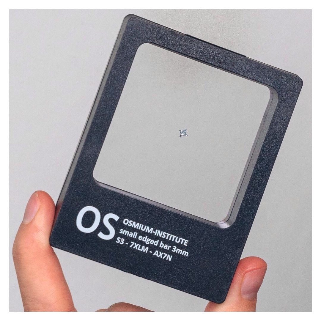 OsmiumBrazil's tweet photo. Quando você compra uma peça de ósmio, você sempre ganha um código de segurança (Osmium Identification Code - OIC). Funciona como um documento de registro de veículo. Mudanças na propriedade também são cobertas pelo OIC. ✨ https://t.co/qohkF14Aoq