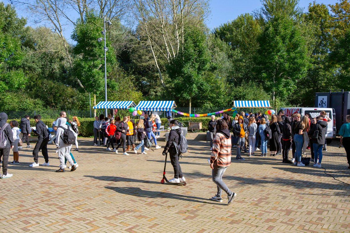 Wethouder <a href="/CarineBloemhoff/">Carine Bloemhoff</a> heeft vandaag de Naschoolse Campus aan de Kluiverboom geopend: ‘De campus moet een broedplaats worden van talent op het gebied van sport, cultuur en kunst.’ Het is voor leerlingen van de Kluiverboom en jongeren uit de omgeving #kansengelijkheid