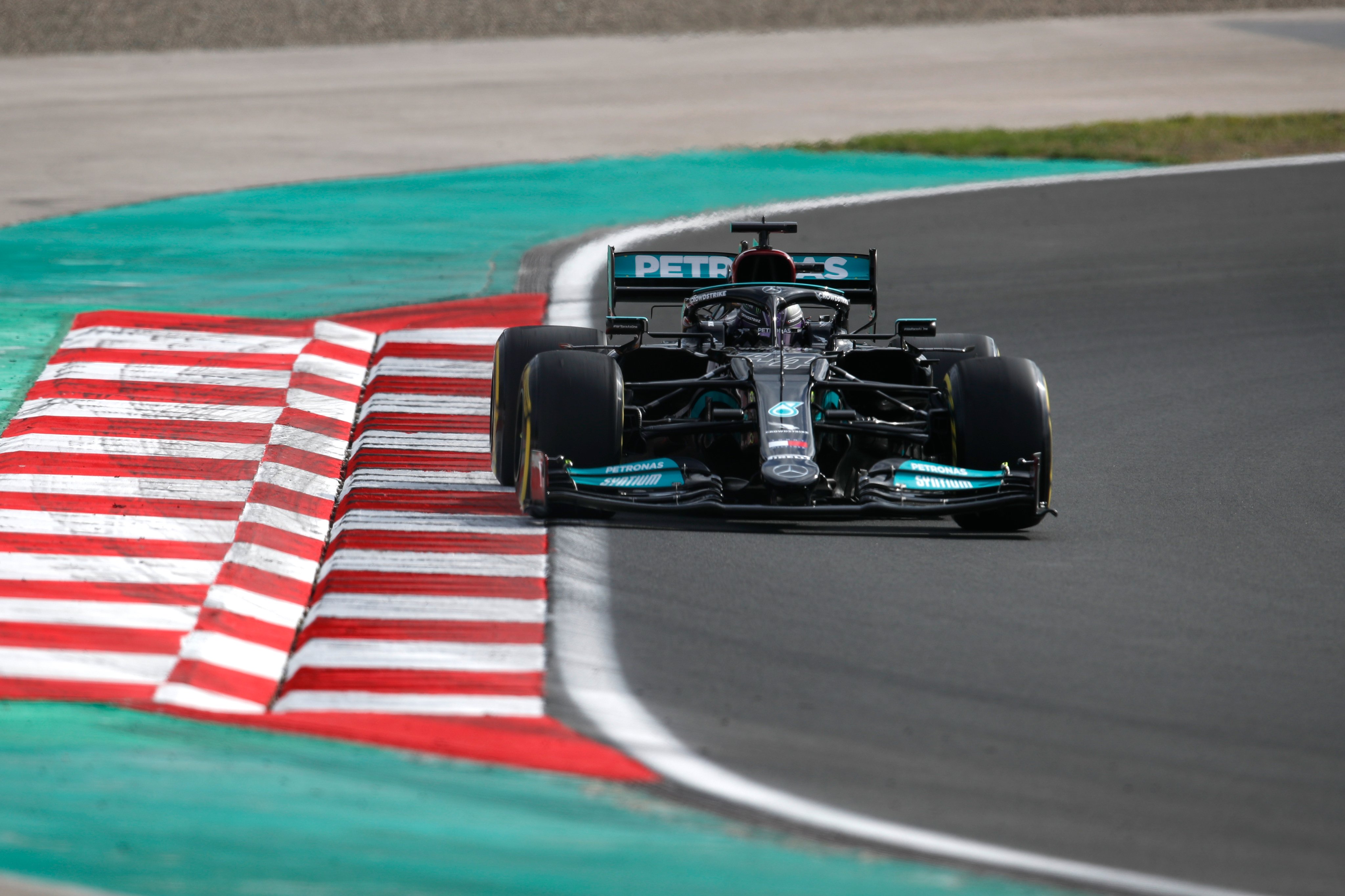 Lewis Hamilton podczas pierwszego treningu przed Grand Prix Turcji