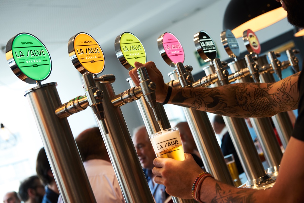 🍻Esta tarde ha arrancado la Feria de Cerveza, una iniciativa excepcional para poner en valor y dar a conocer las cervezas de <a href="/BasqueBeerEus/">Euskal Garagardoa - Basque Beer</a> este fin de semana en Palacio Euskalduna de Bilbao #BasqueWine #BBBM21
@EkoGarapena <a href="/arantxa_tapia/">Arantxa Tapia</a> <a href="/BcnBeerFest/">Barcelona Beer Festival</a> 
📎 irekia.euskadi.eus/es/news/72278-…