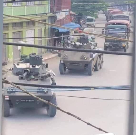 Forty military vehicles &amp; 2 tanks arrived in Kalay Tsp, Chin State, &amp; invaded the RTC facility in the town.
#ASEAN_StandForDemocracy
#Oct8Coup
#WhatsHappeningInMyanmar