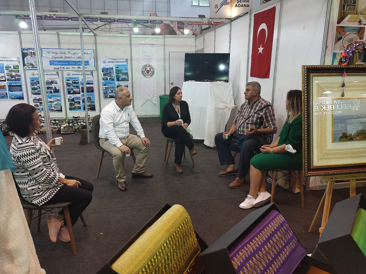 Cinarcikbld's tweet photo. Truva, Harry Potter , 300 Spartalı ve birçok Hollywood filminde yemeni ustası Hayri Çakıroğlu “EXPOBEL Çevre, Şehircilik ve Teknoloji Fuarı”nda standımızı ziyaret ederek, Çınarcık , Çınarcık İşi ve yemeni hakkında uzunca bir süre sohbet etti. #expobel #expobelfuarı #Çınarcık https://t.co/7Gave8oaH0