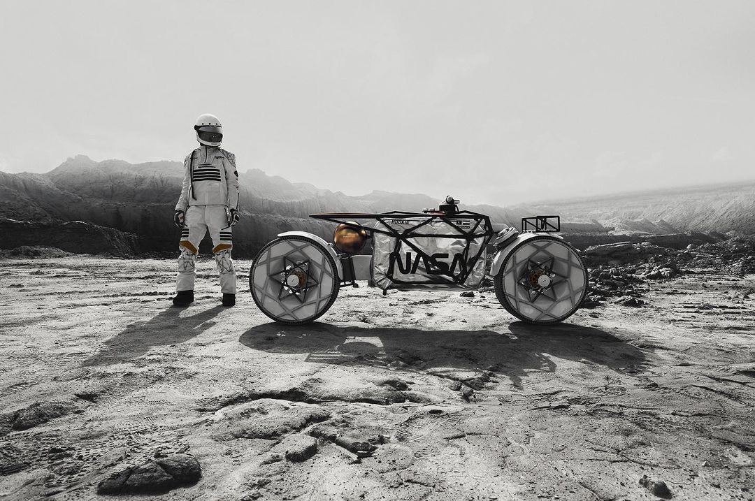 TheDailyRideUp's tweet photo. “Ad Astra”

Tardigrade, an electric moon bike. 

Imagine two astronauts on adventure rovers, racing side by side across the surface of Mars… This is happening. 

Join our newsletter! Link in bio ☝🏼

#therideup #nasa #space #moto #motorcycle #moonbike @NASA https://t.co/DxdylAqE4V
