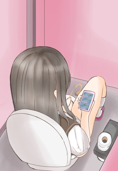 女子トイレでおしっこをする男の娘 