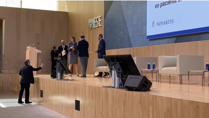 gsanchezantolin's tweet photo. Enhorabuena al equipo de alergias #HospitalRioHortega por Premio a la innovación por APP de control #AsmaGrave de @iesebschool @NovartisSpain liderado por la Dra @SaraFernndezCo1 y #DraArmentia. En @Salud_JCYL avanzamos en #Telemedicina #SomosRioHortega @fcentenomalfaz @IbnRosa https://t.co/rpl4o3Ueoe