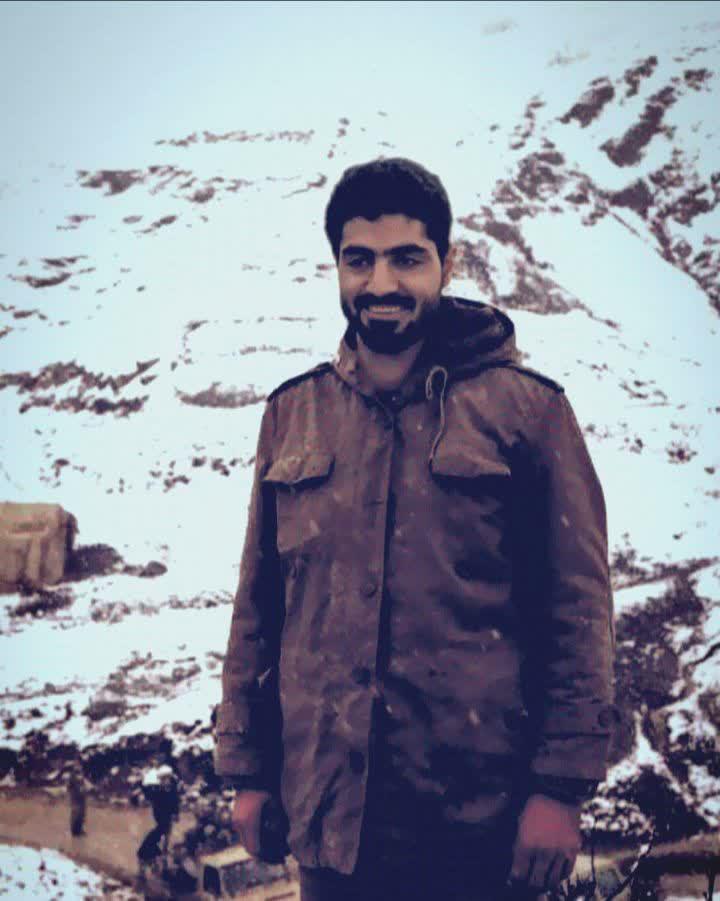 AdibiVali's tweet photo. مملکتی هر گیر و داری حلّه با لاس😒
سمت ما به همت و ثبات این کله بالاس😌
دهن شمارم نمیشه بست، حتی با ماسک 😏 https://t.co/dXbhyfydHy