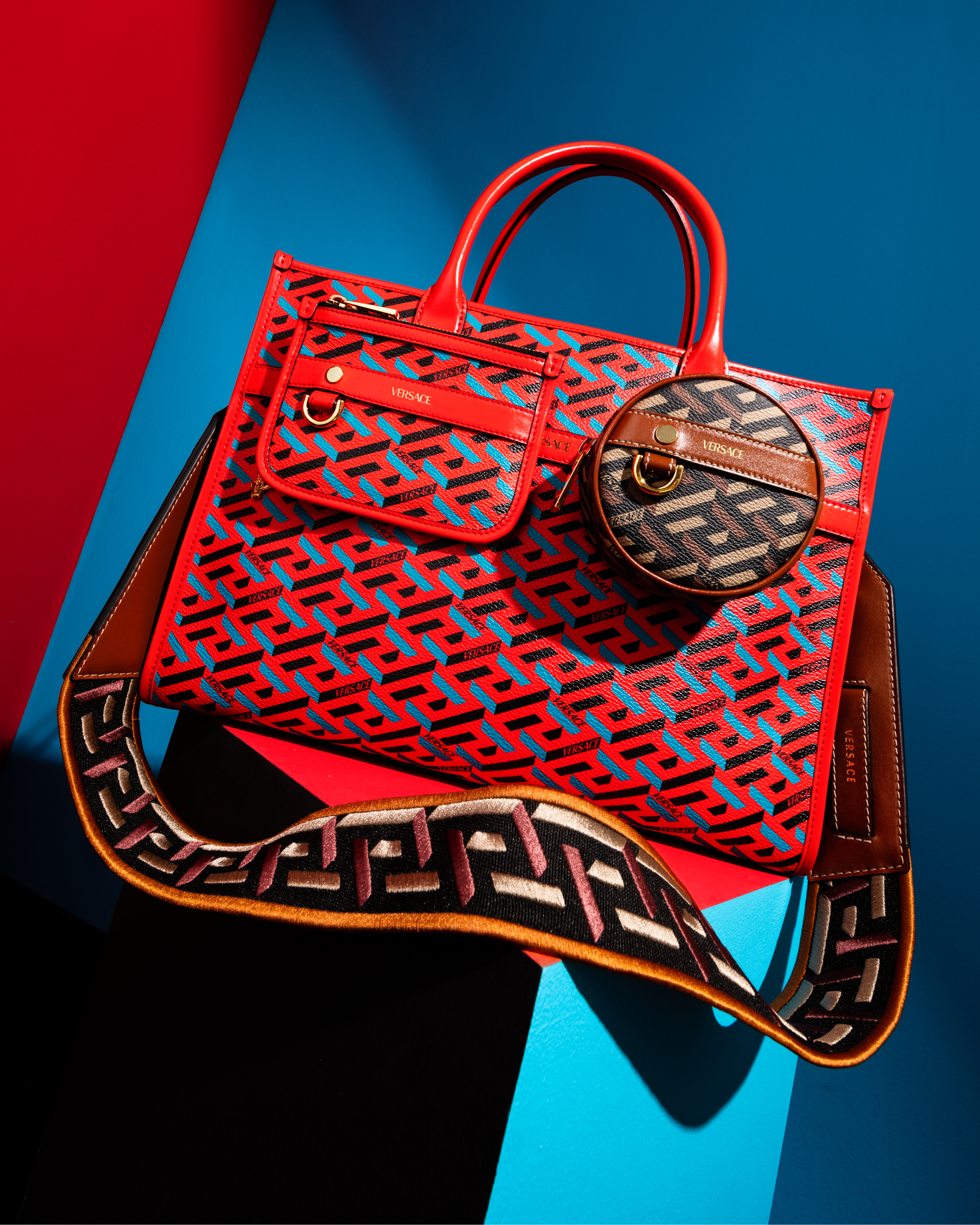 VERSACE on X: The new bag to know - #VersaceLaGrecaSignature tote bags can  be customized with modular pouches in a range of shades. Explore the line:    / X