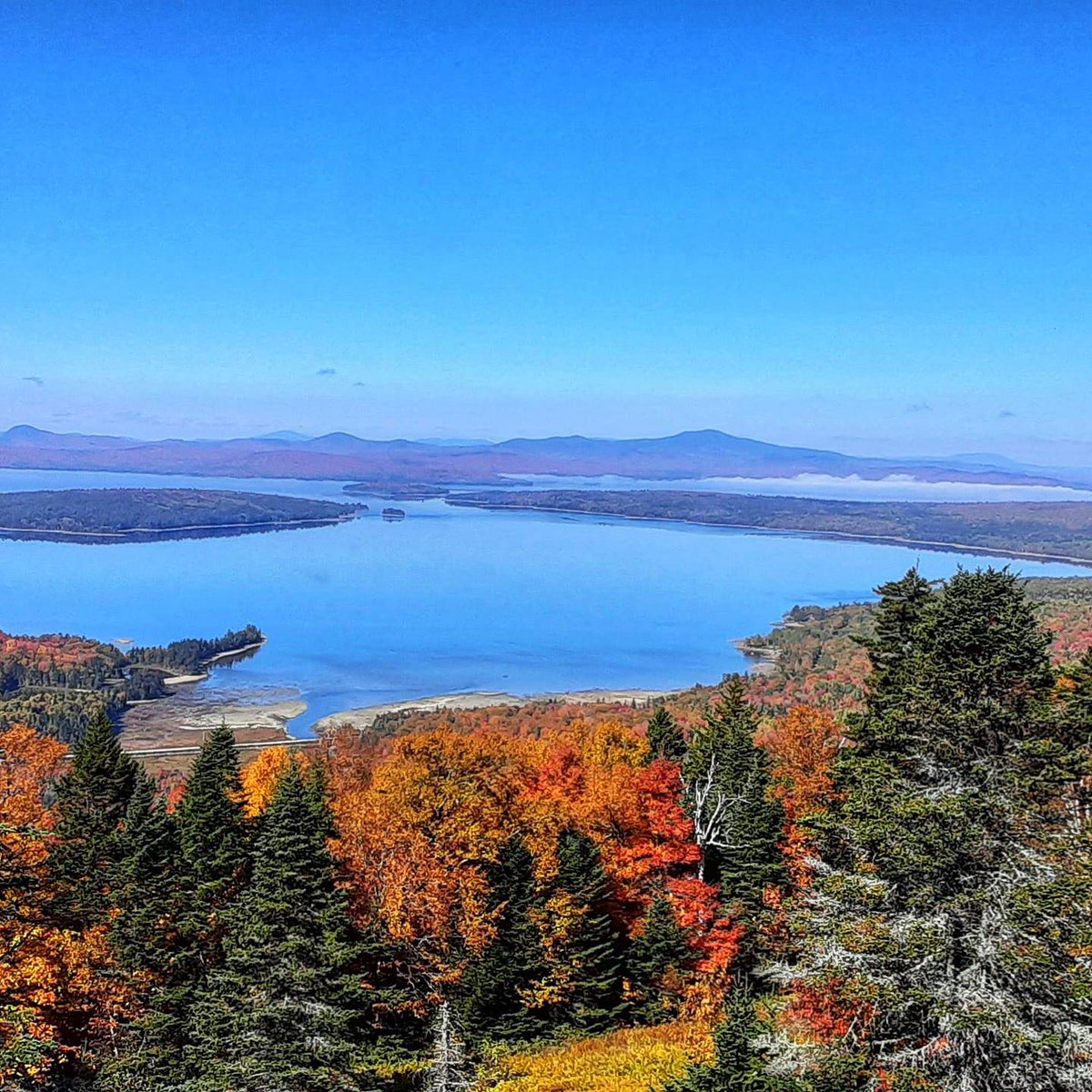 The colors are just POPPING in Rangeley! 🍁🍂 Thanks for sharing this photo, Patty Parker Plummer! #maine #Rangeley #fall