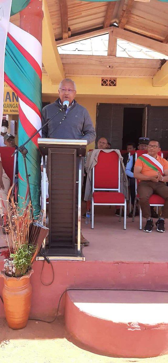 MrHajoA's tweet photo. On persévère. Distribution de 9000 certificats fonciers dans le District d'Ankazobe. Une forme de sécurisation foncière mise en œuvre exclusivement pour les citoyens malagasy qui ont mis en valeur la terre sur laquelle ils travaillent.
#MATSF
#securisationfonciere https://t.co/6XzTCcjDIH