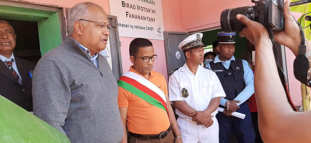 MrHajoA's tweet photo. On persévère. Distribution de 9000 certificats fonciers dans le District d'Ankazobe. Une forme de sécurisation foncière mise en œuvre exclusivement pour les citoyens malagasy qui ont mis en valeur la terre sur laquelle ils travaillent.
#MATSF
#securisationfonciere https://t.co/6XzTCcjDIH