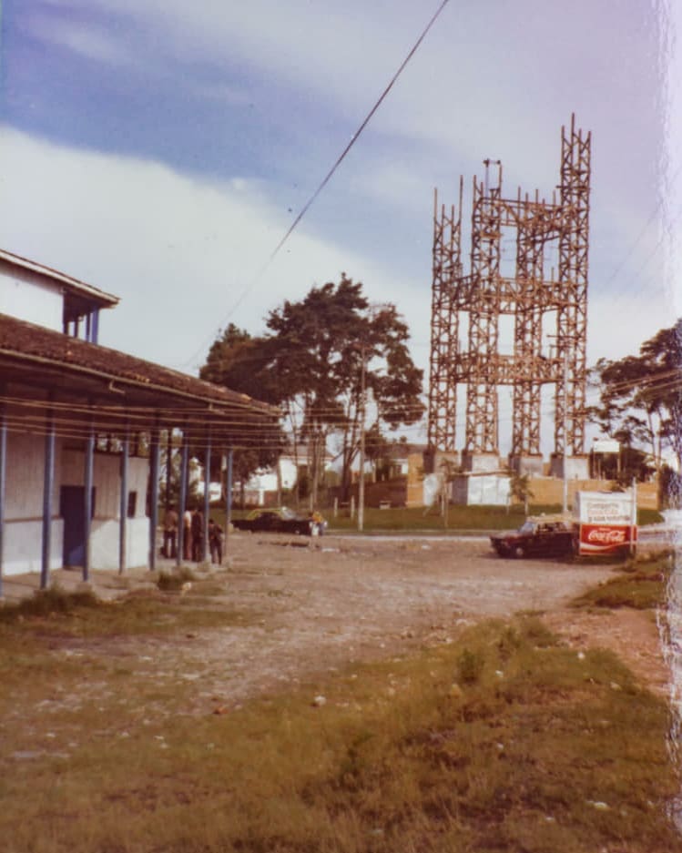 MzlsSinFiltro's tweet photo. Esta es una bomba 💣💥 #ManizalesMiHistoria - Armada de la Torre de Herveo en el sector del Cable en Manizales 1983. 🗼
Fuente: Historia y Fotos Antiguas.
#ManizalesSinFiltro
#TorreDelCable
#Manizales
Lee la historia ➡️ https://t.co/N4mUhZ2wSi https://t.co/Bcub4r9byV