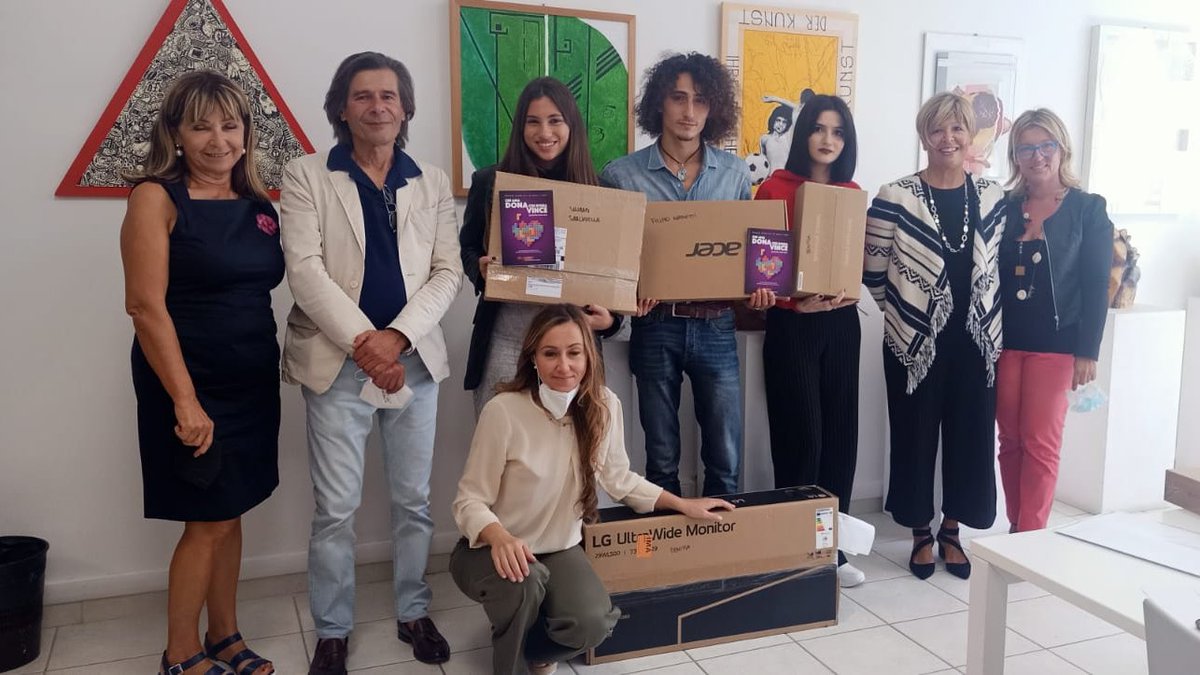 DonactionC's tweet photo. 🤩Lo scorso 1 ottobre con grande entusiasmo abbiamo consegnato al Liceo Artistico Preziotti Licini di Porto San Giorgio i premi sia agli studenti che alla scuola del concorso Donaction 2021.
Ecco alcuni scatti della giornata! 
👏👏👏 https://t.co/CgmfGAu60A