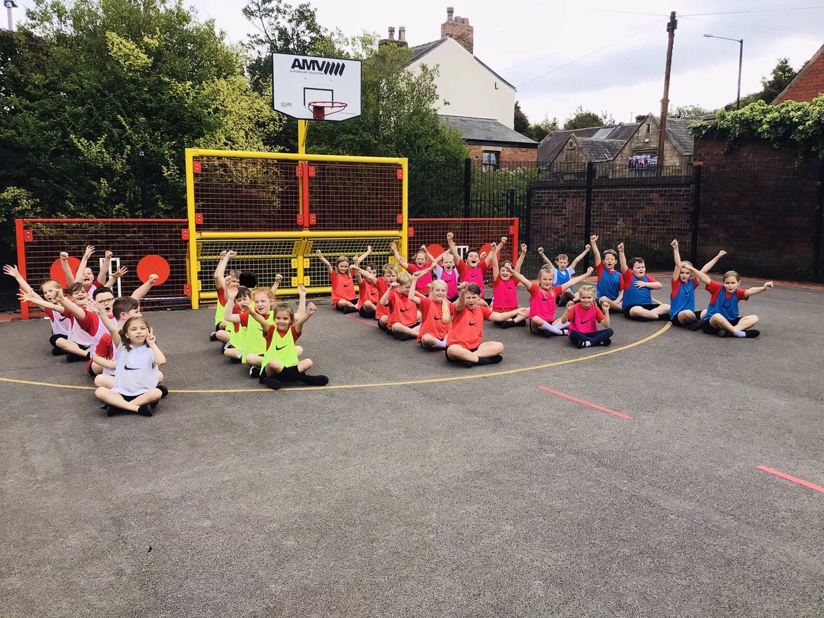 ClassRhinos's tweet photo. Thank you @TheFDP2005 for a fantastic afternoon. The children loved every second. We especially enjoyed using our Maths skills to help build the ultimate βdream teamβ. β½οΈ #PEWJS #EnrichWJS @woodleajs https://t.co/Fune57DT5X
