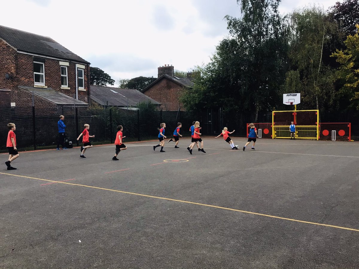 ClassRhinos's tweet photo. Thank you @TheFDP2005 for a fantastic afternoon. The children loved every second. We especially enjoyed using our Maths skills to help build the ultimate βdream teamβ. β½οΈ #PEWJS #EnrichWJS @woodleajs https://t.co/Fune57DT5X