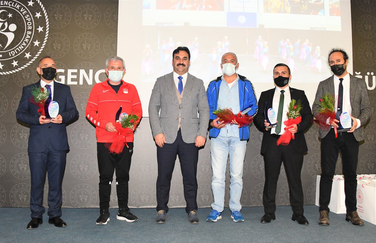GSB_Ankara's tweet photo. 📌Amatör Spor Haftası
Ödül Töreni

📍İl Müdürlüğü Konferans Salonu 

Çeşitli etkinlikler ve faaliyetlerle kutlanan hafta dolayısıyla düzenlenen ödül töreni İl Müdürümüz Mustafa Çelik, şube müdürleri, il spor temsilcileri ve sporcularımızın katılımı ile gerçekleşti.. https://t.co/cSw2fYwev5