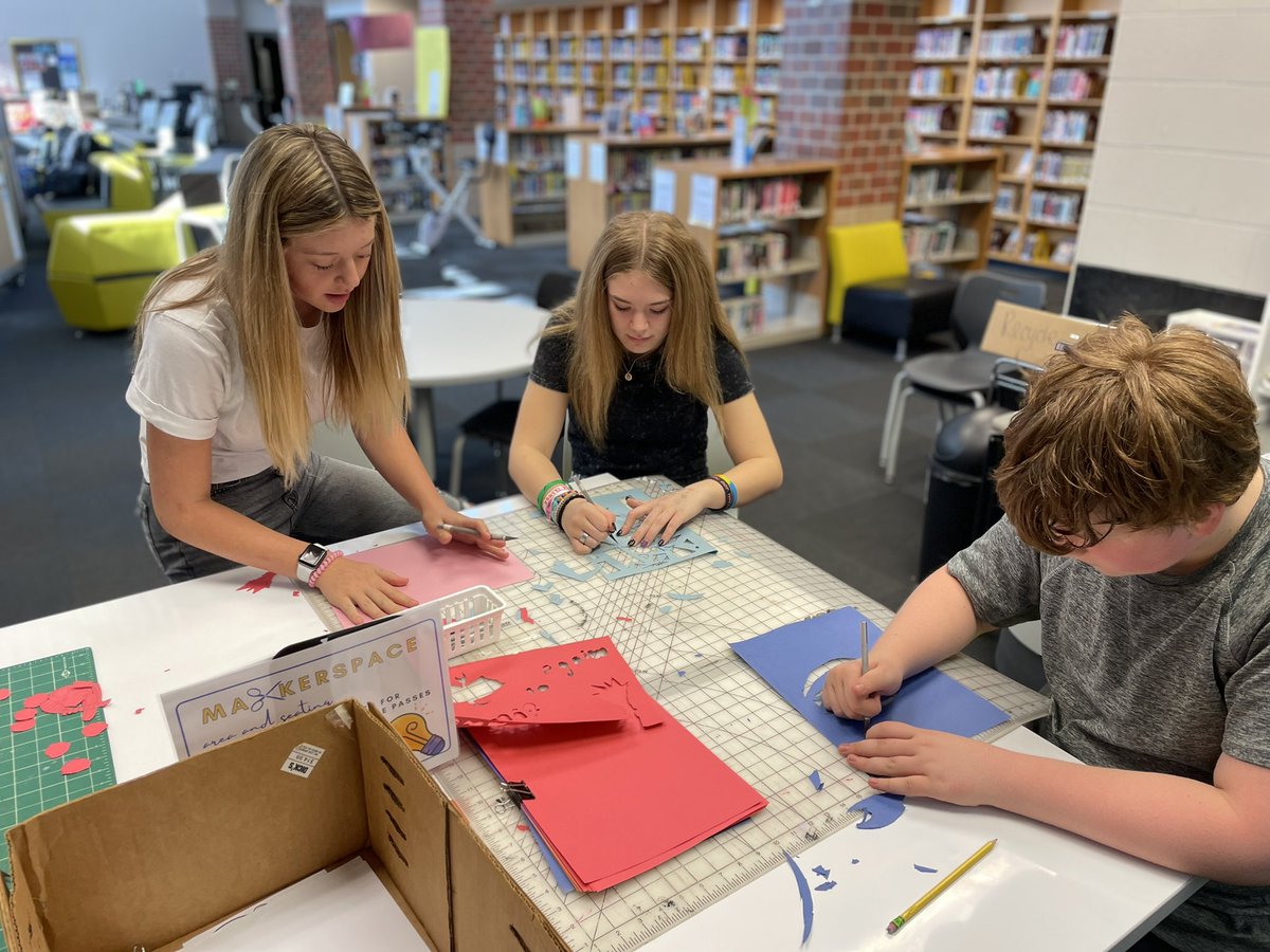 Library_ACMS's tweet image. Adding the final touches to our book fair decorations! #diadeloslibros